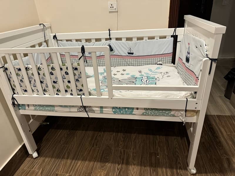 baby white cot 0