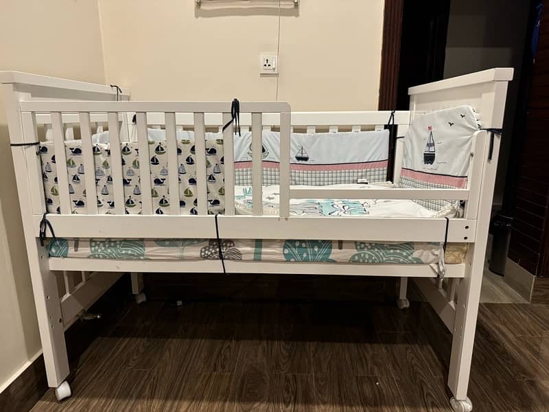 baby white cot 1