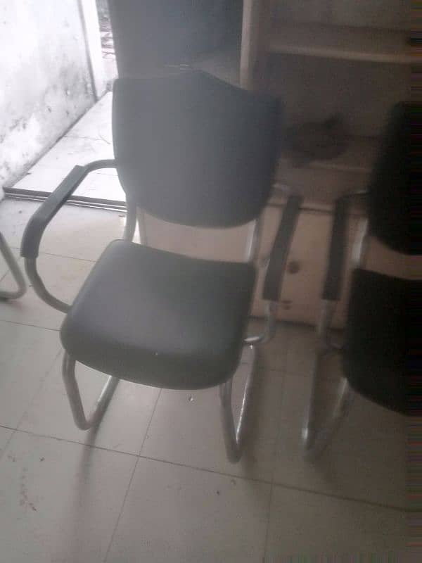 office 6 chairs , one rulling office chair and office 4