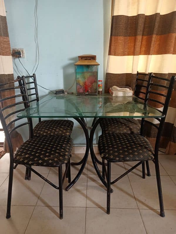 4 chairs dinning table in used 0