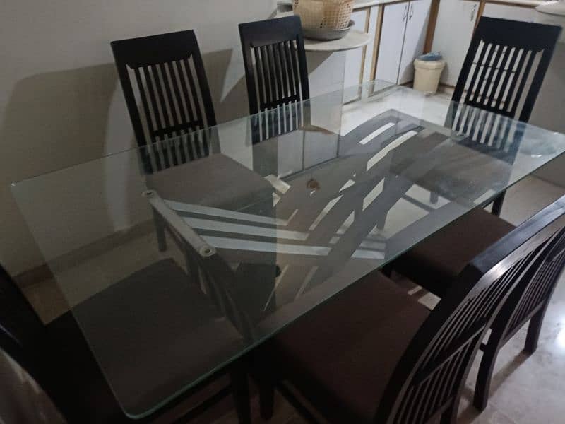 Dining table with 6 chairs. 2