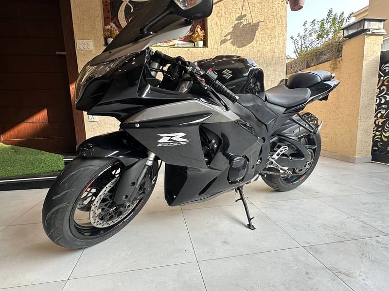 Suzuki GSX-R1000 - heavy bike 0