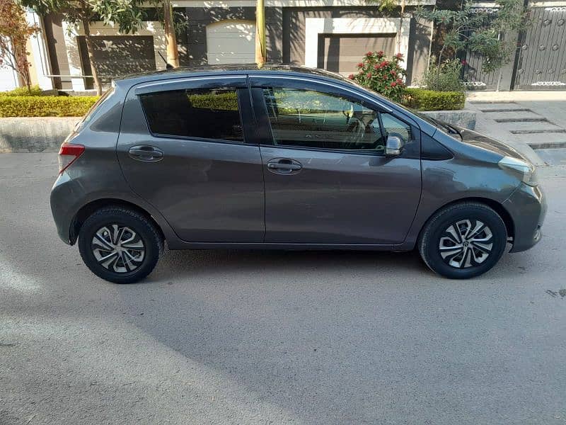 Toyota Vitz 2012, Islamabad registered, best condition. 3