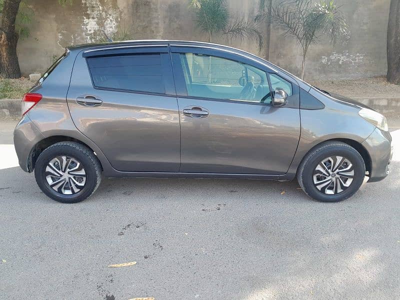 Toyota Vitz 2012, Islamabad registered, best condition. 6