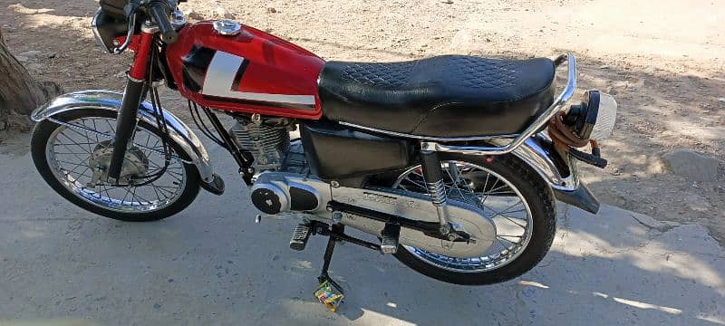 Honda 125 for sale urgently 2nd owner hn  mry name py ha 4