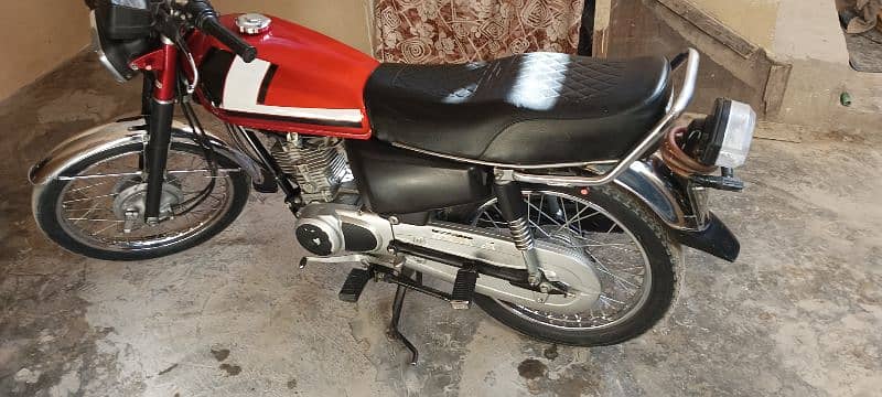 Honda 125 for sale urgently 2nd owner hn  mry name py ha 8