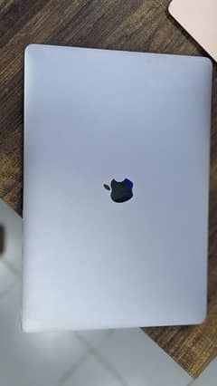 MacBook pro 2018 i7  16 GB Ram 256 GB SSD 4 GB card  cycle count,419 ,