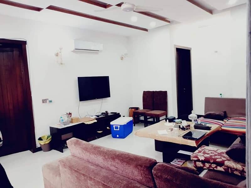 01 Kanal Slightly Used Well Maintained Like Brand New Modren Designe Bungalow For Sale In DHA Phase-4 Near To Park 32