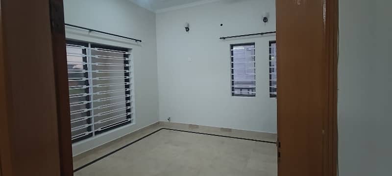 corner 10 Marla's upper Portion For Rent 4