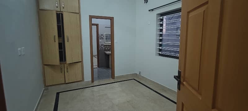 corner 10 Marla's upper Portion For Rent 6