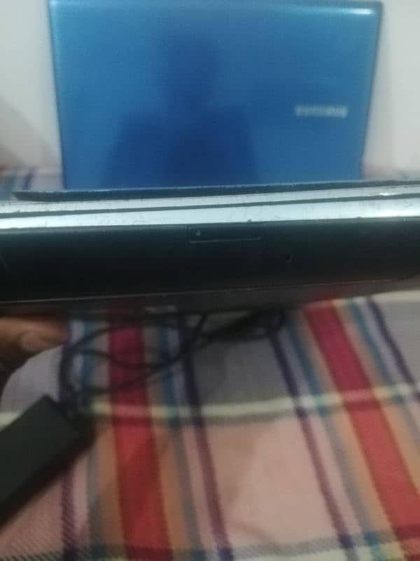 Samsung laptop{withoutscreen}core i3 3rd generation 6gb ram 120gb hard 9