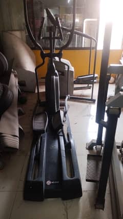 Elliptical cross trainer