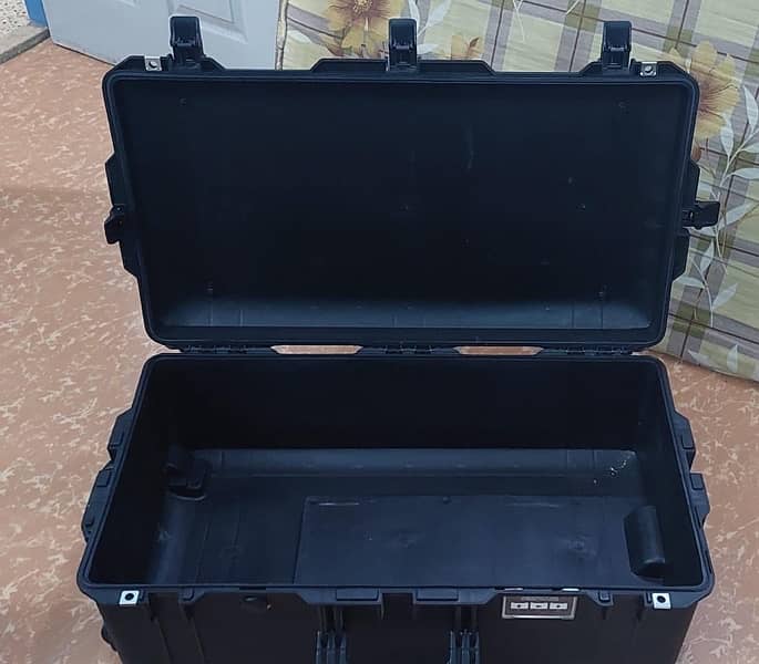 Pelican Air 1615 Case No Foam - Camera Hardcase 4