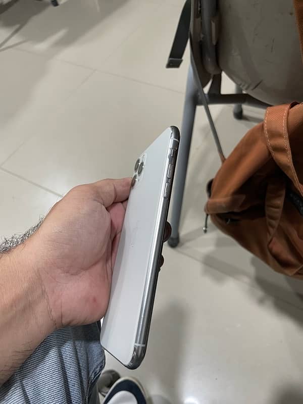 iphone 11 pro max approved with box 4