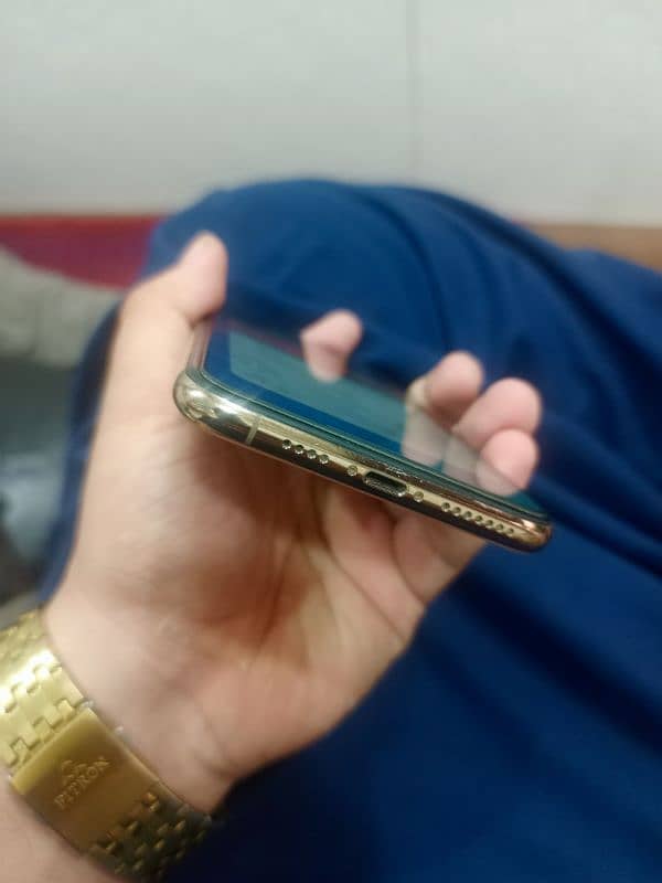 I phone xs mix 64 GB 84 buttery health  10 by 10 condition 03059913764 3