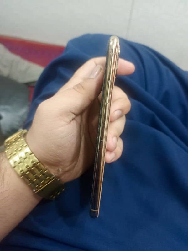 I phone xs mix 64 GB 84 buttery health  10 by 10 condition 03059913764 9