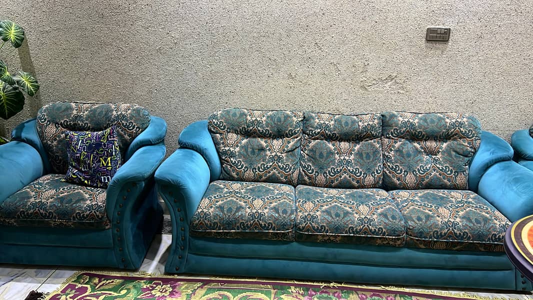 5-Seater Sofa Set Valvet Good Condition 4