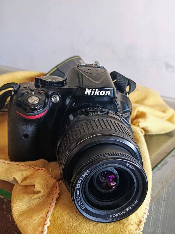 Nikon 5200 with kit lens good condition 0