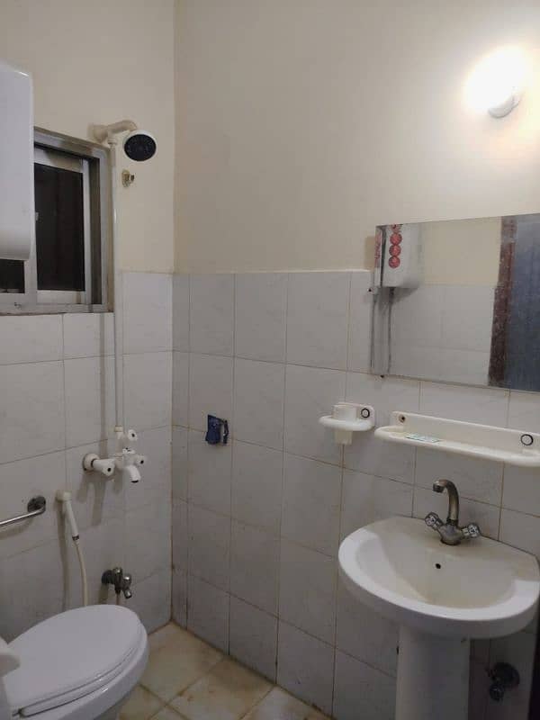 one bed room apartment near emporium mall 5