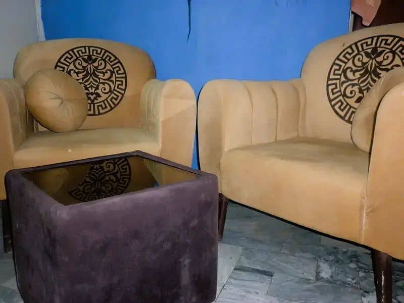 Slightly used stylish 2-bedroom sofa chairs and table. 3