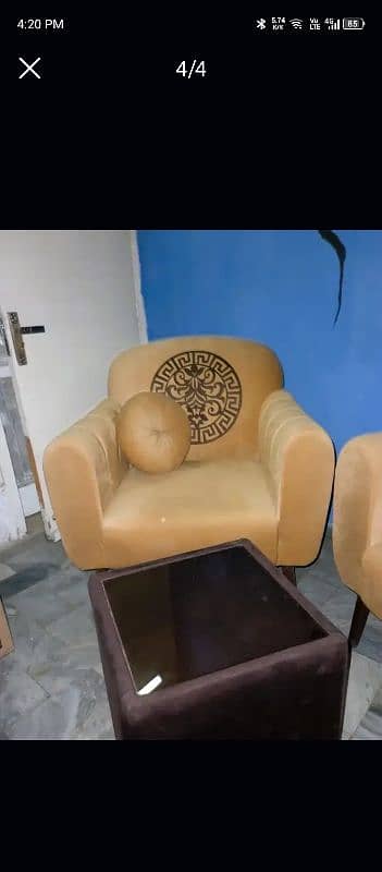 Slightly used stylish 2-bedroom sofa chairs and table. 4