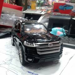 Die cast metal body land cruiser V8 model car for kids and boys