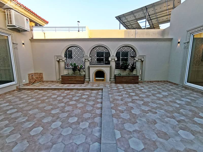 01 Kanal Spanish Bungalow Available For Sale On Top Location 25