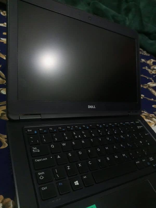 Dell Laptop Core i3 5Gen 8/128 GB SSD HD Display 0