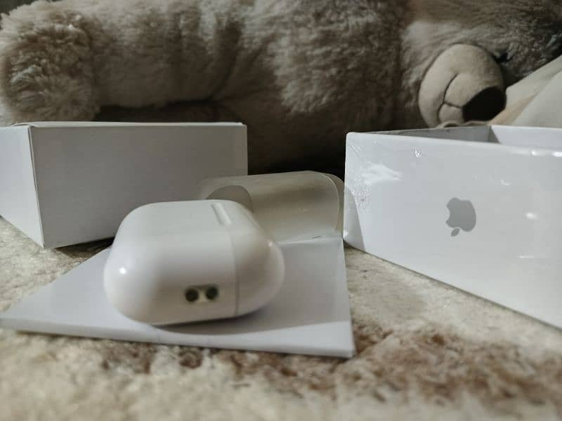 Apple Airpords pro (2nd generation) with magsafe charging and Anc 0