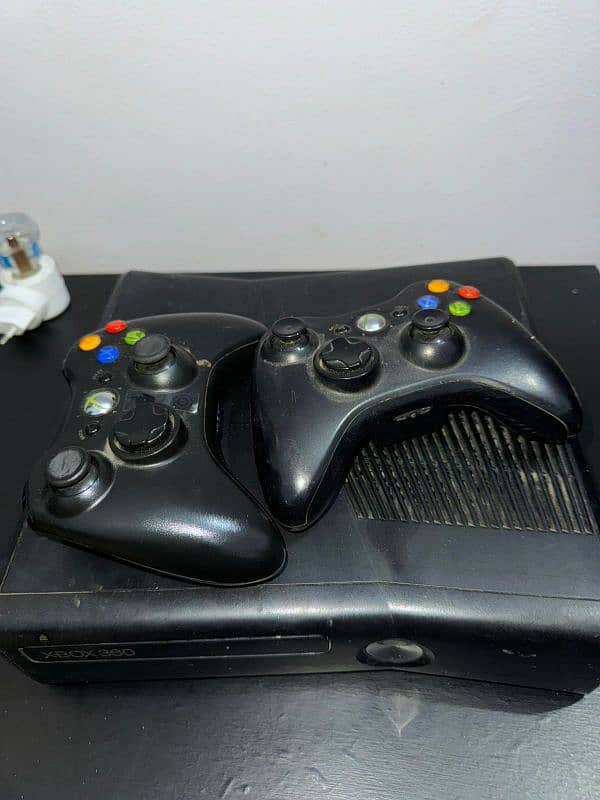 Xbox 360 250gb with two controllers 0