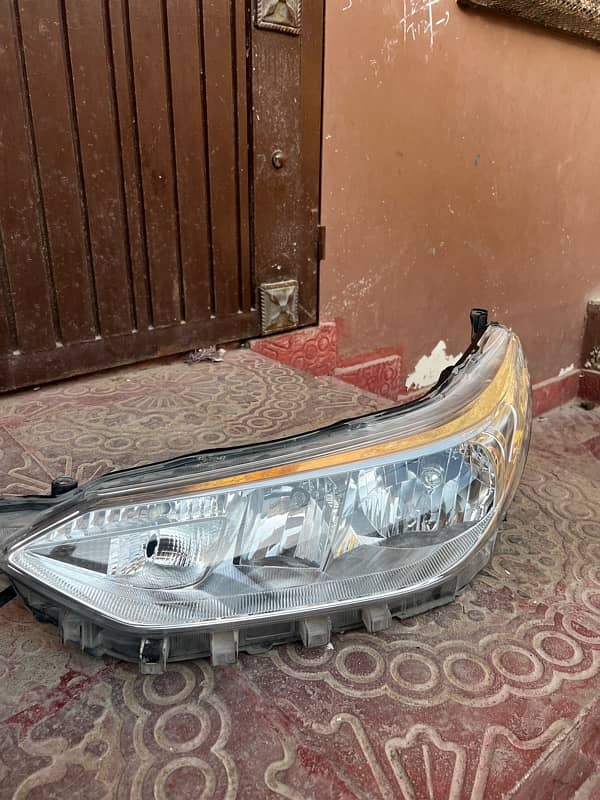 toyota yaris headlights 3