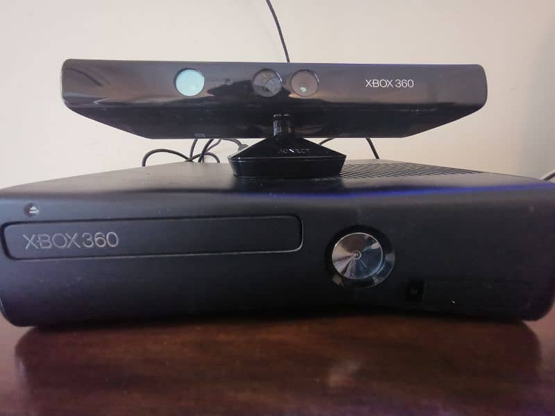 XBOX 360 SLIM WITH KINECT. USED WITH BOX AND DISC GAME(NON CRACKED) 0