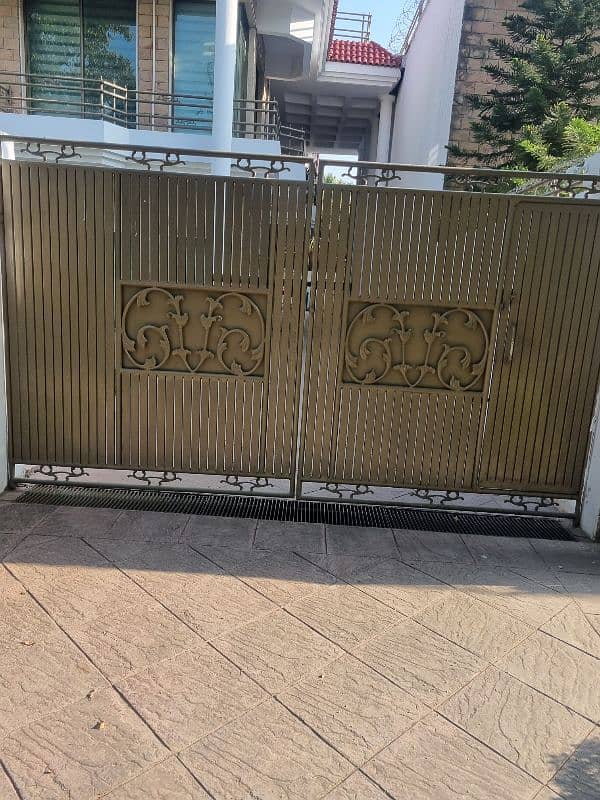 gate and partition available 2