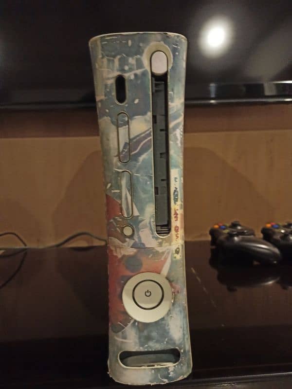 Xbox 360 with kinect sensor and 2 controllers 2