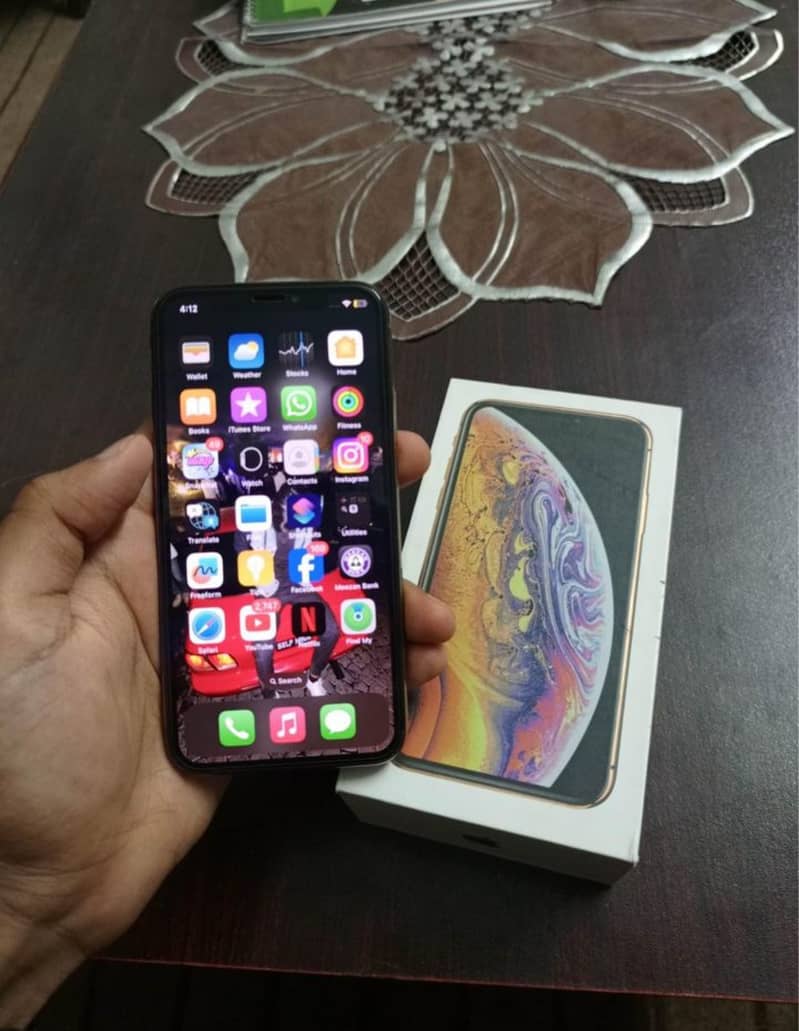 Iphone xs Golden Non. approved 64bg factory unlocked LL/A 4