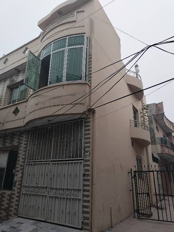 Iqbal town 3 Marla old house prime location 1