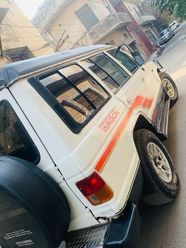 Mitsubishi Pajero 1989 4