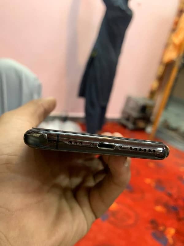 i phone 11 pro /64 GB 5