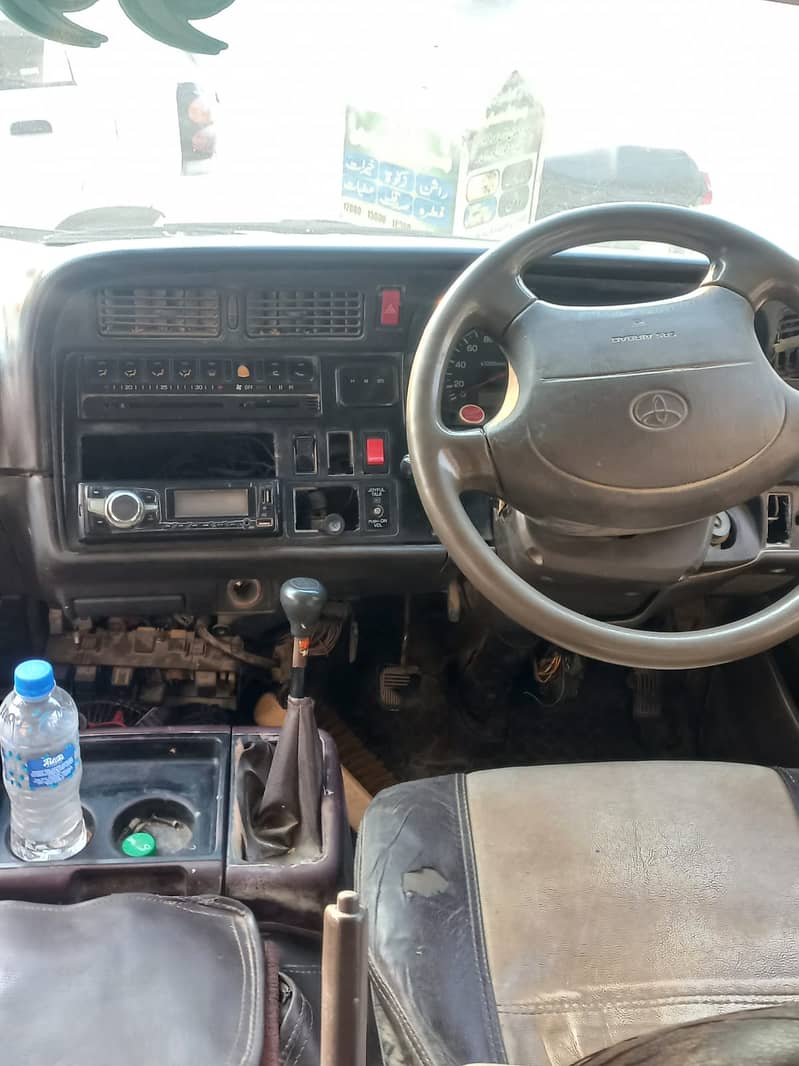 TOYOTA HIACE 3