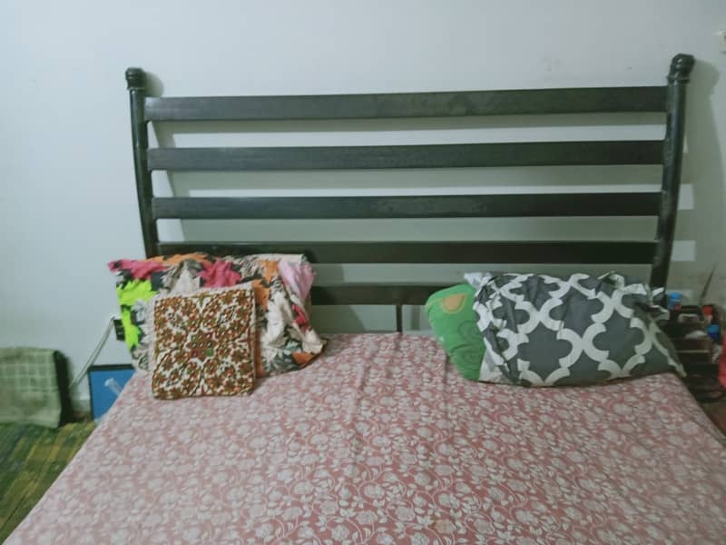 iron bed and almari for sale 0