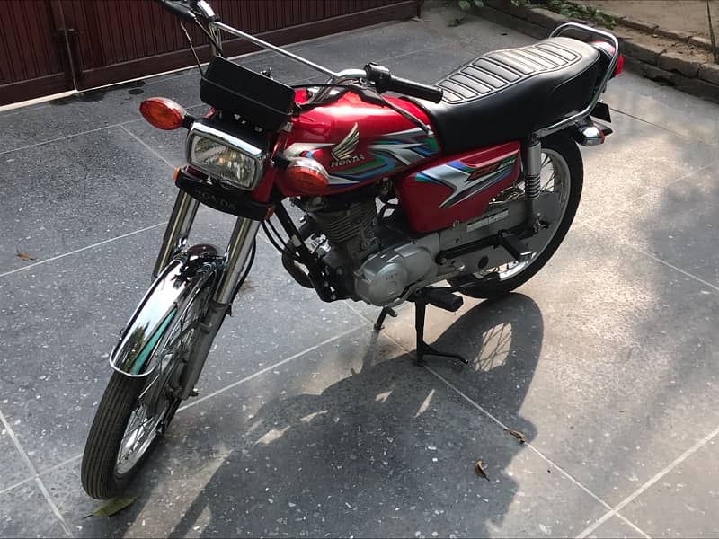 Honda 125  neat condition available 1