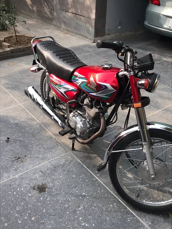 Honda 125  neat condition available 4