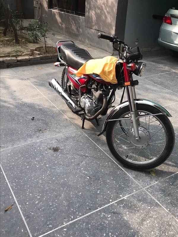 Honda 125  neat condition available 6