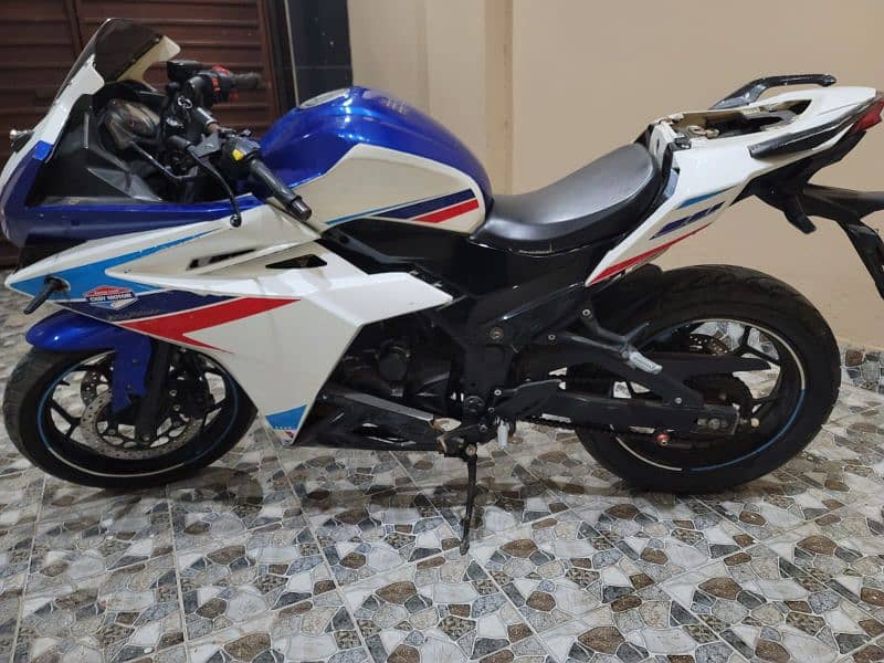 Honda CBR 250 Replica 1