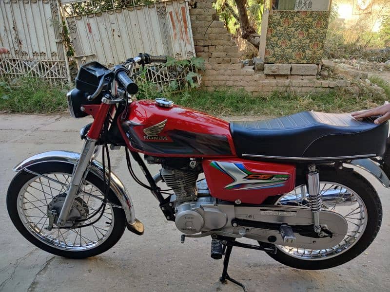 I am selling my bike Honda 125 genuine bike Golden number 0