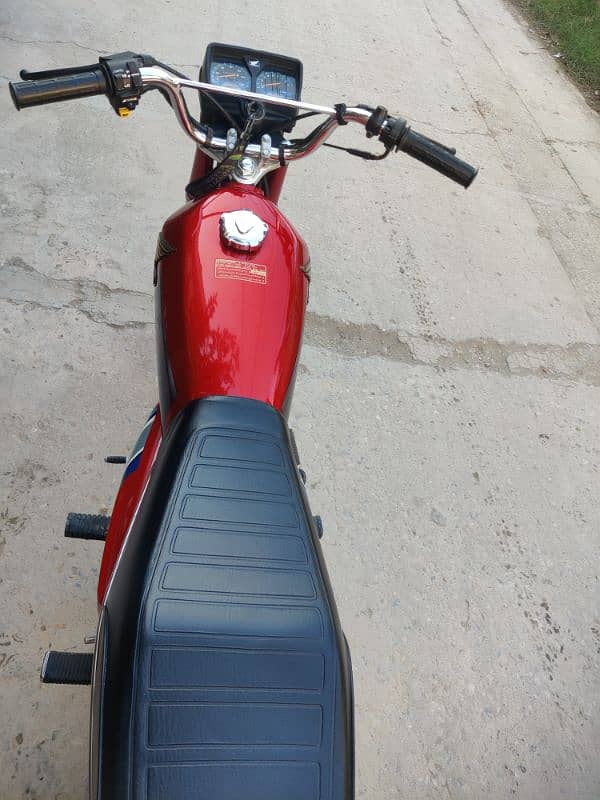 I am selling my bike Honda 125 genuine bike Golden number 3