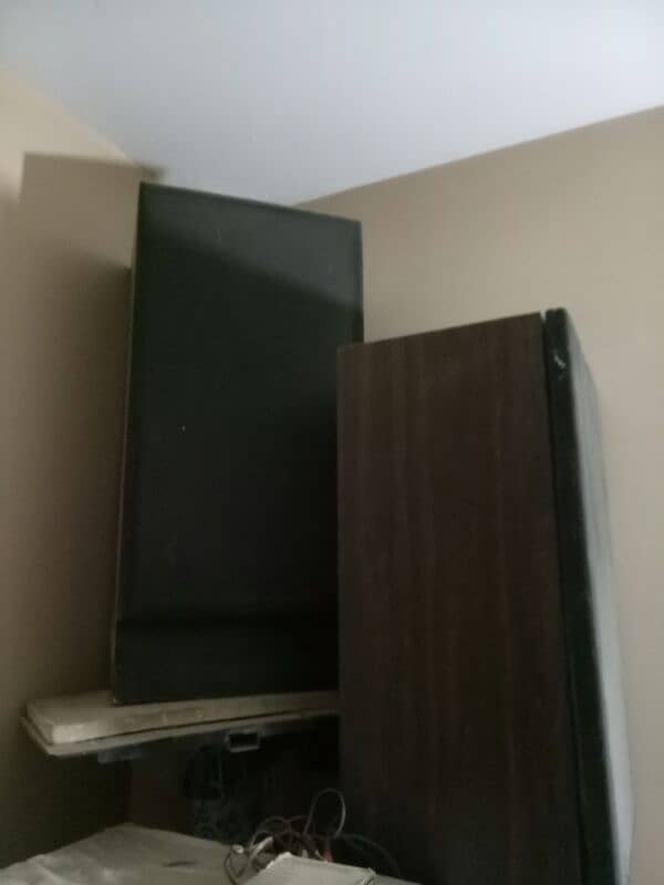 Large audio speakers 0