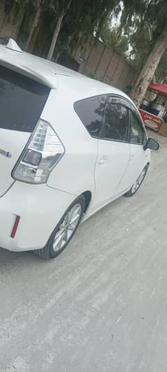 Toyota Prius Alpha 2013