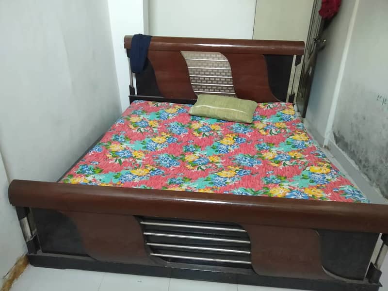 USED WOODEN DOUBLE BED 0