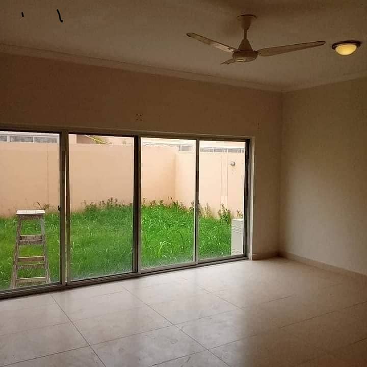 CORNER 350sq yd 4Bed DDL Sports Villas with 100sq yd BackYard LAWN at LOWEST RATE of MARKET. Near Masjid-e-Usman 1